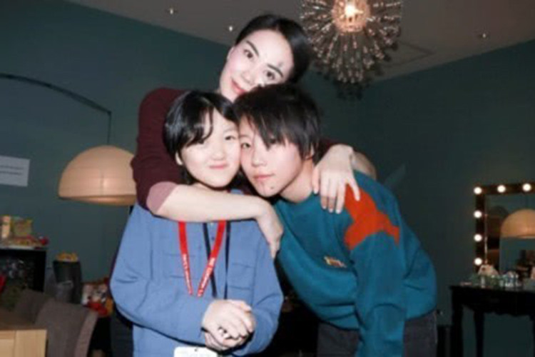 Theo nguồn tin, Vương Phi thậm chí tự tay chuẩn bị sinh nhật cho Đậu Tĩnh Đồng vào năm nay.