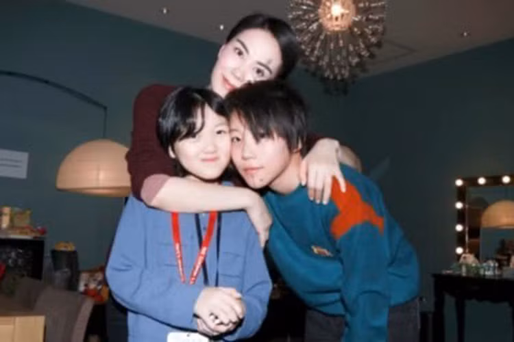 Theo nguồn tin, Vương Phi thậm chí tự tay chuẩn bị sinh nhật cho Đậu Tĩnh Đồng vào năm nay.