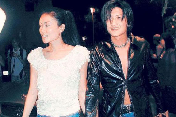 Nhiều năm trước, Vương Phi hẹn hò Tạ Đình Phong nhưng sau đó cả hai chia tay và có hạnh phúc riêng.