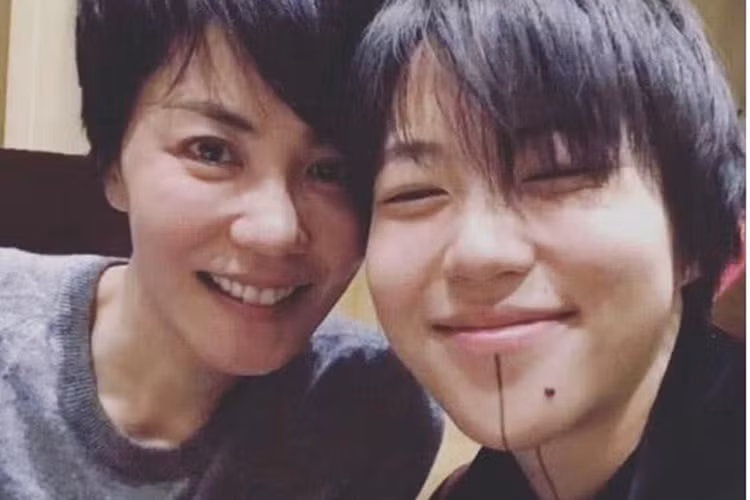 Đậu Tĩnh Đồng là con gái của Vương Phi và chồng cũ Đậu Duy.