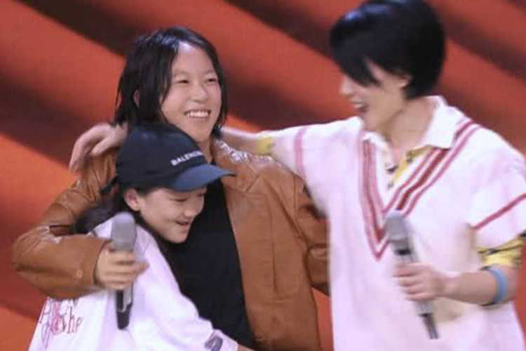 Một số nguồn tin cho hay, năm nay, sinh nhật của Đậu Tĩnh Đồng sẽ có sự gặp mặt của Vương Phi, Lý Yên và bố dượng cũ Lý Á Bằng.