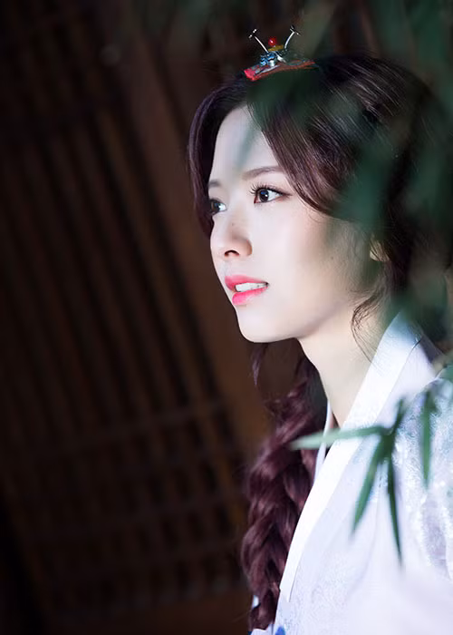 Nữ ca sĩ sinh năm 1995 khoe vẻ đẹp thanh khiết khi diện hanbok đón Tết. Ảnh: Naver