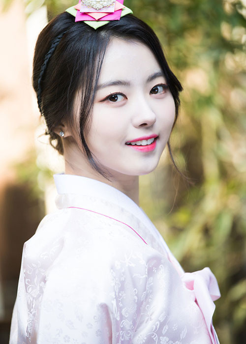 Nhan sắc của Nayoung đến từ nhóm nhạc Pristin trong bộ hình hanbok đẹp tuyệt cũng gây sốt. Ảnh: Naver