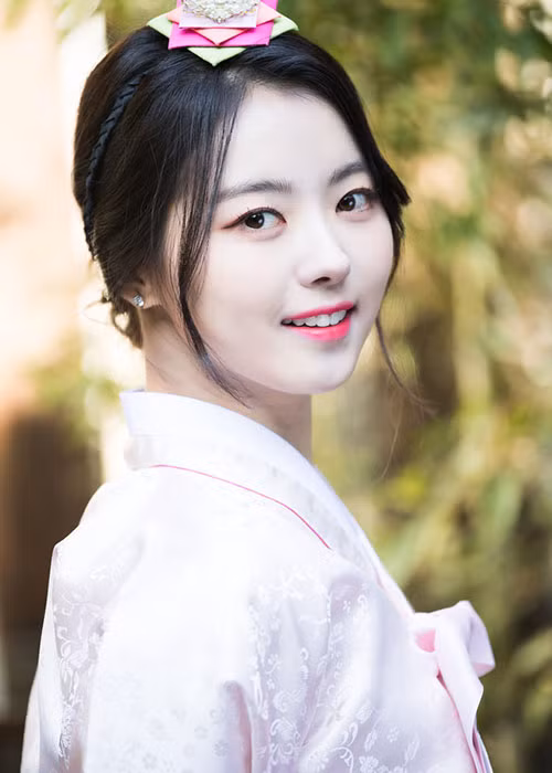 Nhan sắc của Nayoung đến từ nhóm nhạc Pristin trong bộ hình hanbok đẹp tuyệt cũng gây sốt. Ảnh: Naver