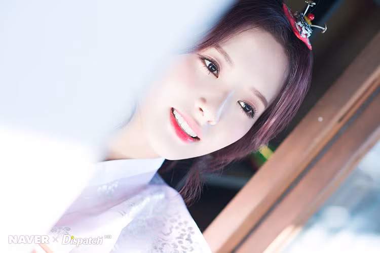 Là thành viên nhóm Cosmic Girls, Bona đẹp không kém cạnh Yeonwoo. Ảnh: Naver