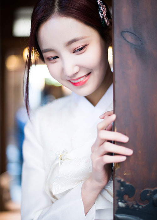 Yeonwoo sở hữu gương mặt khả ái, vóc dáng đồng hồ cát. Ảnh: Naver