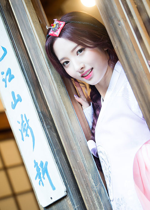 Nhờ nhan sắc thuộc hàng đẳng cấp diễn viên, Bona nổi tiếng dù là nữ idol không mấy tên tuổi. Ảnh: Naver