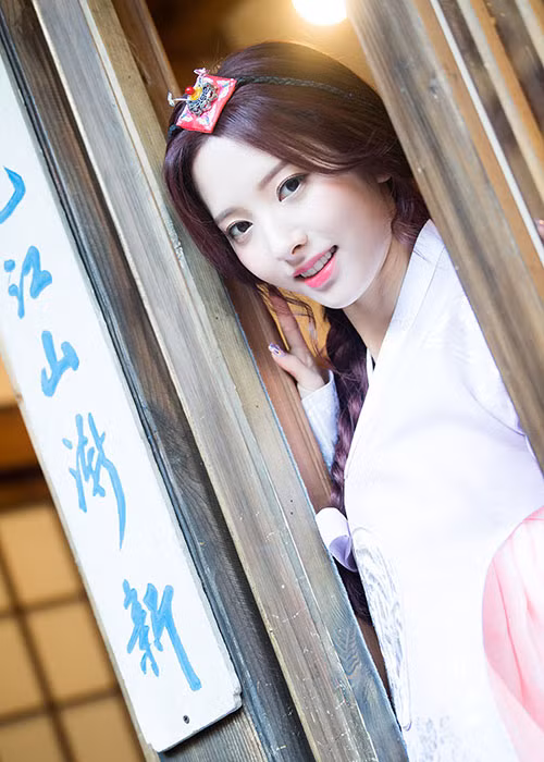 Nhờ nhan sắc thuộc hàng đẳng cấp diễn viên, Bona nổi tiếng dù là nữ idol không mấy tên tuổi. Ảnh: Naver