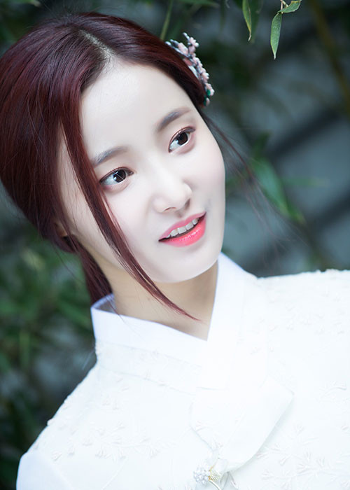 Diện hanbok đón Tết, nữ ca sĩ Yeonwoo cũng đẹp đến mê hồn. Ảnh: Naver
