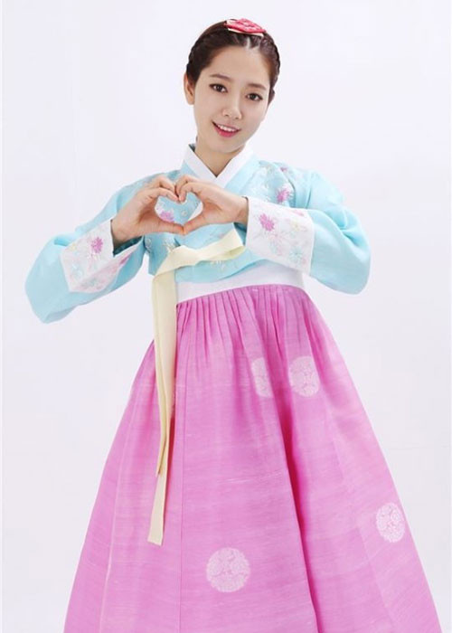 Park Shin Hye như tiểu thư trong phim cổ trang khi diện hanbok đón Tết. Ảnh: Nate