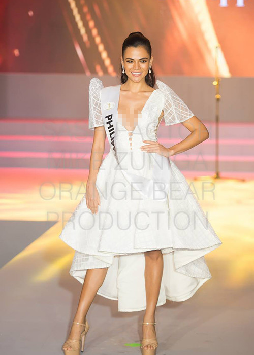 Chỉ cao 1m68 nhưng đại diện Philippines - Karen Juanita B. Gallman vẫn gợi cảm không kém cạnh đại diện Mexico với số đo 3 vòng 90-62-92.