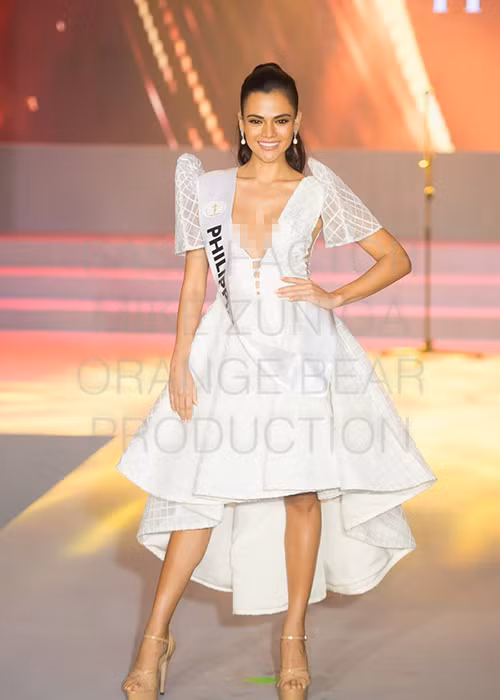 Chỉ cao 1m68 nhưng đại diện Philippines - Karen Juanita B. Gallman vẫn gợi cảm không kém cạnh đại diện Mexico với số đo 3 vòng 90-62-92.