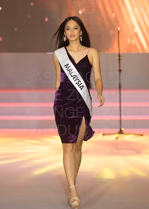 Scarlett Megan Liew Zi Ling đến từ Malaysia, năm nay 23 tuổi. Cô cao 1m73, sở hữu số đo 3 vòng 81-61-91.