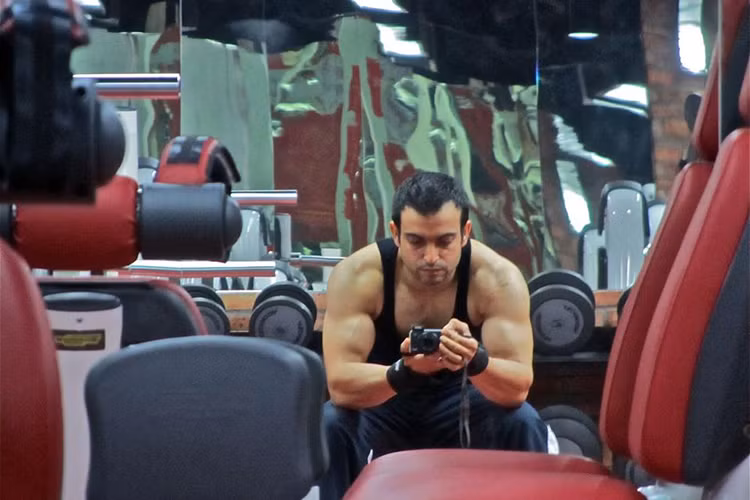 Nam doanh nhân không chỉ điển trai mà còn sở hữu thân hình săn chắc. Ảnh: FBNV