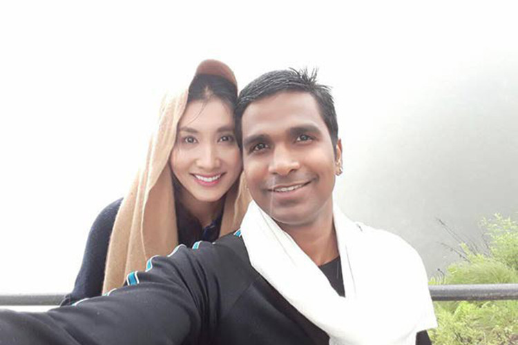 Chồng của Nguyệt Ánh sở hữu gương mặt khá điển trai, làn da ngăm đen, thân hình săn chắc, hàm răng trắng tinh. Ảnh: FBNV