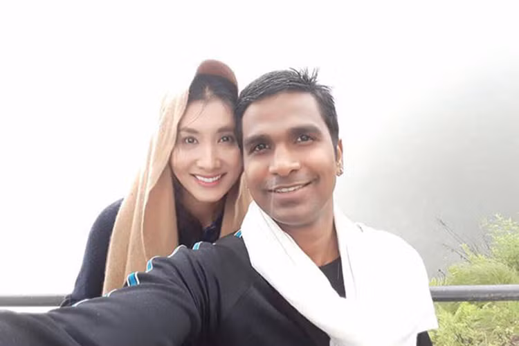 Chồng của Nguyệt Ánh sở hữu gương mặt khá điển trai, làn da ngăm đen, thân hình săn chắc, hàm răng trắng tinh. Ảnh: FBNV