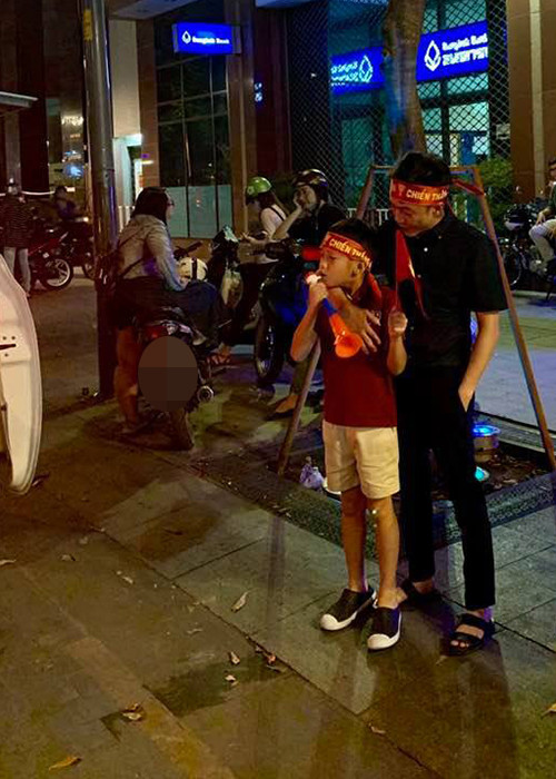 Bé Subeo nay đã lớn phổng phao và càng lớn càng giống bố như đúc. Trong ảnh, cậu nhóc cùng bố xuống đường cổ vũ đội tuyển Việt Nam.