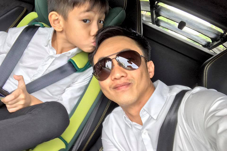 Bé Subeo dành nụ hôn tình cảm cho bố.