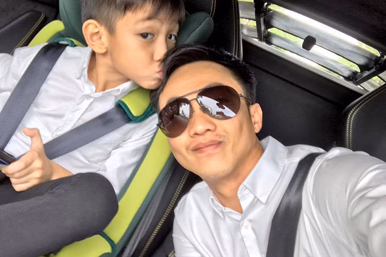 Bé Subeo dành nụ hôn tình cảm cho bố.