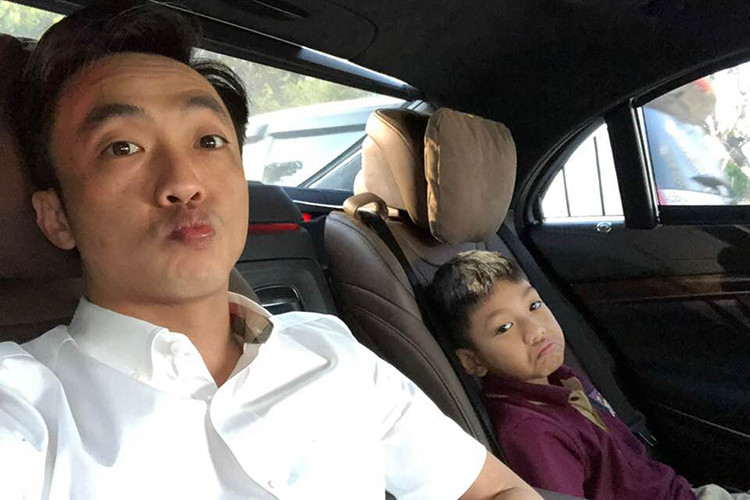 Cường Đô la dù bận rộn với công việc nhưng luôn dành thời gian chăm sóc con trai chu đáo.