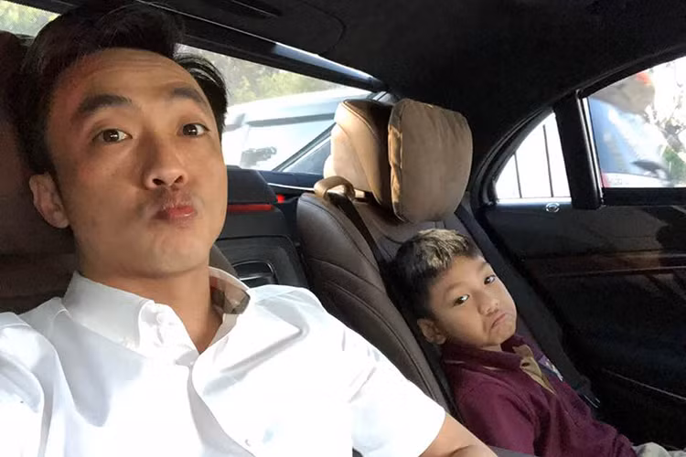 Cường Đô la dù bận rộn với công việc nhưng luôn dành thời gian chăm sóc con trai chu đáo.