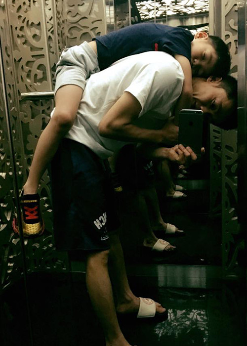 Bé Subeo rất quấn quýt với bố của mình.