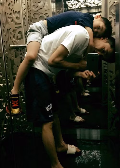 Bé Subeo rất quấn quýt với bố của mình.