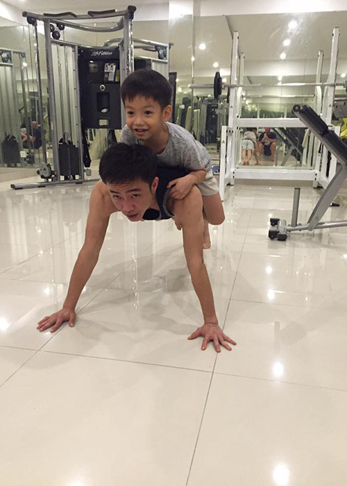 Khoảnh khắc quý tử nhà Hà Hồ nằm trên lưng bố đang tập gym khiến fan thích thú.