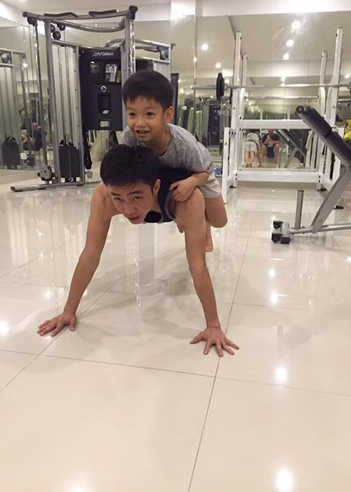 Khoảnh khắc quý tử nhà Hà Hồ nằm trên lưng bố đang tập gym khiến fan thích thú.