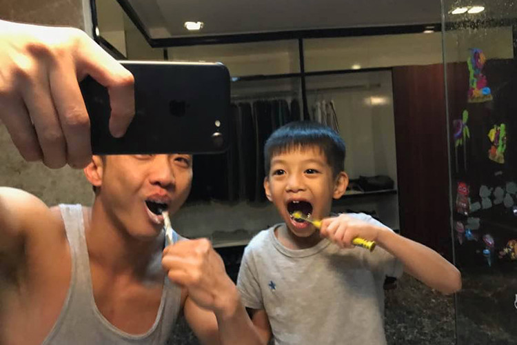 Cường Đô la và con trai của mình rất tình cảm bên nhau.