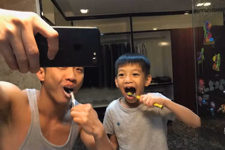 Cường Đô la và con trai của mình rất tình cảm bên nhau.