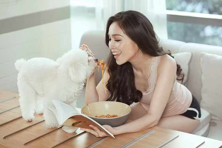 Có gu thời trang trẻ trung, Hiền Thục lại càng trẻ đến ngỡ ngàng.