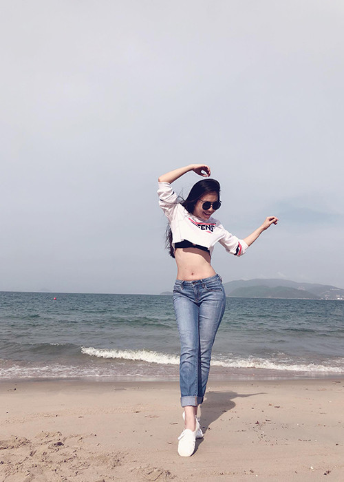 Hình ảnh Hiền Thục khoe eo con kiến, đôi chân dài thẳng tắp.