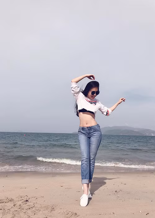 Hình ảnh Hiền Thục khoe eo con kiến, đôi chân dài thẳng tắp.