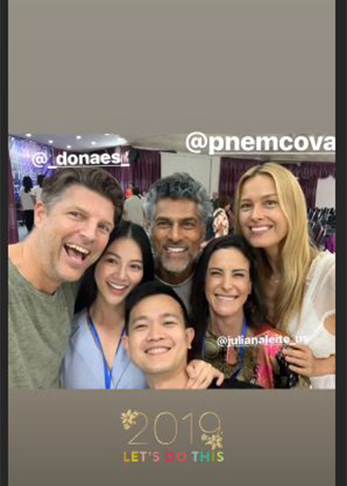 Người đẹp gốc Bến Tre tươi rói bên anh trai, siêu mẫu người Cộng hòa Czech Petra Nemcova.