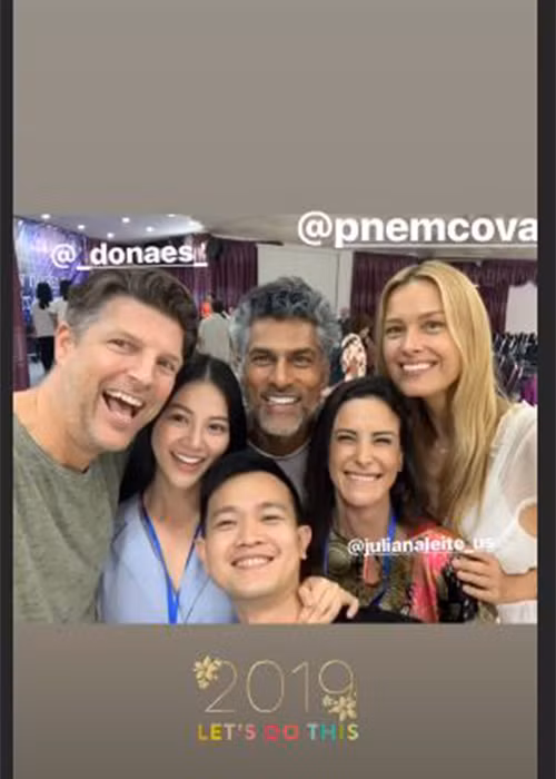 Người đẹp gốc Bến Tre tươi rói bên anh trai, siêu mẫu người Cộng hòa Czech Petra Nemcova.