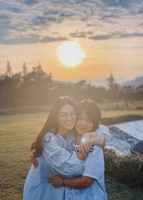 Vướng loạt lùm xùm, Phương Khánh đã được anh trai và mẹ lên tiếng bênh vực.