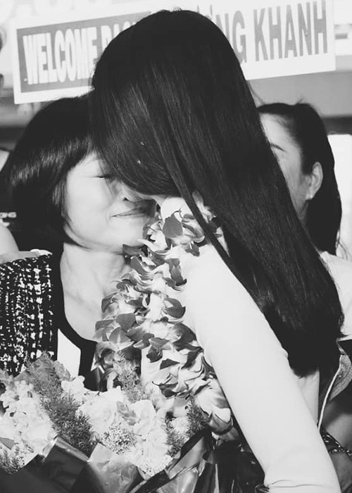 Trong khi anh trai của người đẹp phủ nhận ông bầu Phúc Nguyễn bỏ ra 10 tỷ để đưa Phương Khánh đến vương miện thì mẹ của Phương Khánh bức xúc chia sẻ nếu bỏ ra 10 tỷ mua giải cho Việt Nam thì quá rẻ.