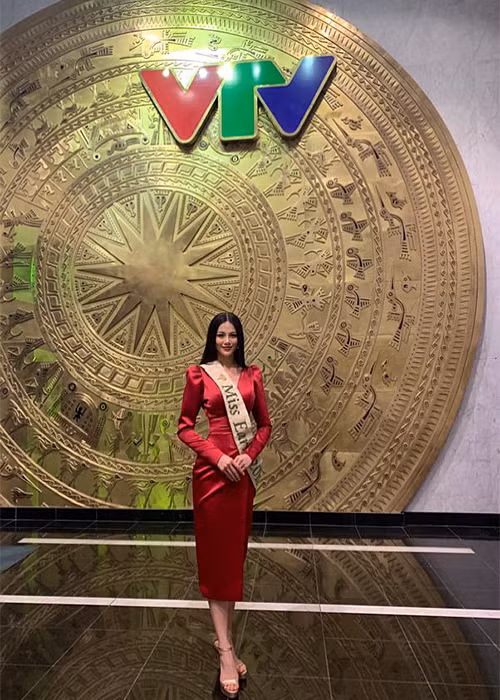 Liên tục vướng scandal sau khi đoạt vương miện Hoa hậu Trái đất 2018, Phương Khánh rất hiếm khi trực tiếp lên tiếng mà để ê-kíp đưa ra phản hồi.