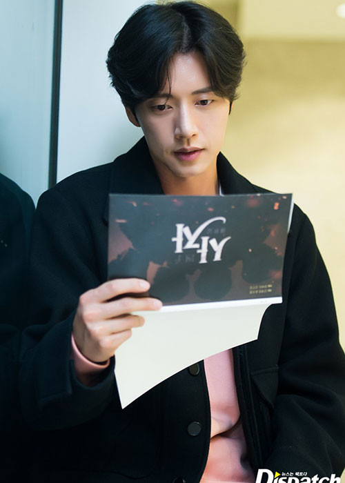 Cũng sinh năm 1983, Park Hae Jin điển trai và từng đóng “Vì sao đưa anh tới”, “Phía đông vườn địa đàng”.