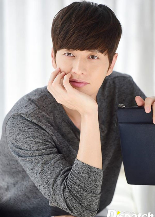 Nam diễn viên xứ Hàn từng bị đồn hẹn hò Park Shin Hye, Lee Cho Hee, Boa. Hiện tại, tài tử xứ Hàn vẫn độc thân.