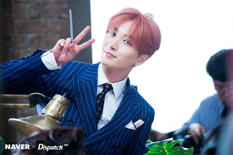 Leeteuk sinh năm 1983, là nam ca sĩ xứ Hàn. Trưởng nhóm Super Junior còn được khen điển trai với má lúm đồng tiền ngọt ngào.