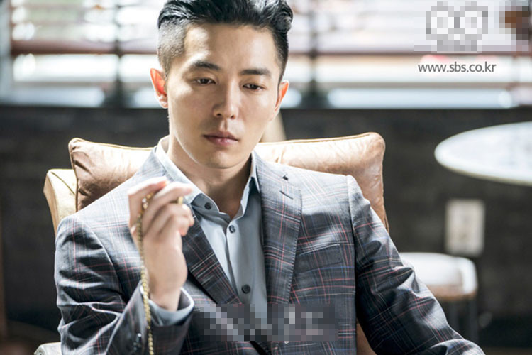 Kim Jae Wook cao 1m83, sở hữu gương mặt nam tính. Được biết, nam diễn viên này xuất thân là người mẫu.