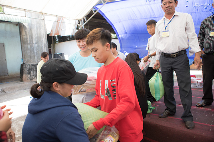 Được biết, chuyến từ thiện được tổ chức bởi stylist Tân Đà Lạt và nhiếp ảnh gia Tom Nguyễn. Người mẫu Trang Lạ cũng quyên góp nhưng vắng mặt trong buổi trao quà.