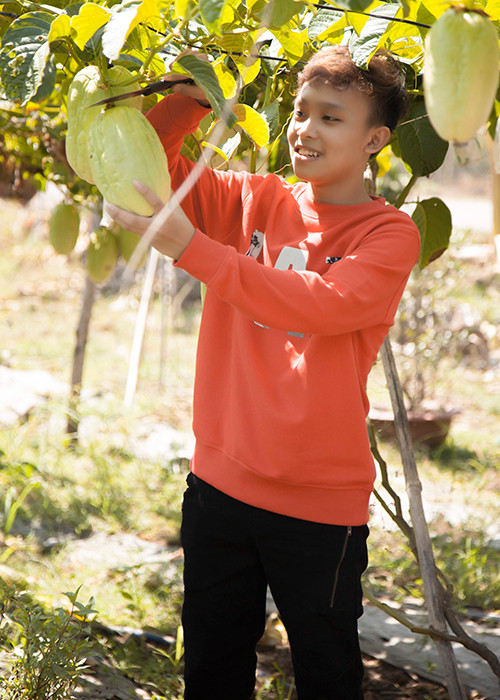 Cậu nhóc càng lớn càng điển trai.