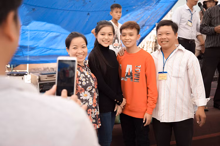 Hồ Văn Cường và Tuyết Nhung nhận được sự yêu mến của nhiều bà con tại ấp.