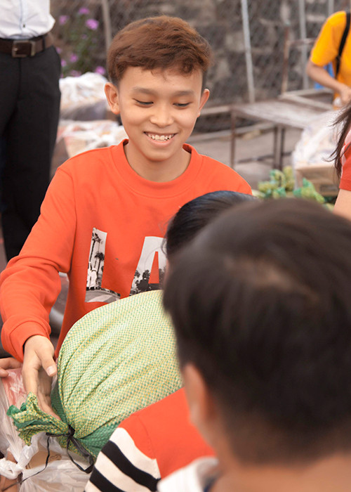 Giọng ca nhí rạng rỡ trong suốt chuyến đi từ thiện.