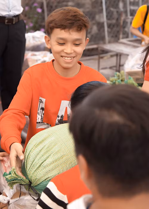 Giọng ca nhí rạng rỡ trong suốt chuyến đi từ thiện.