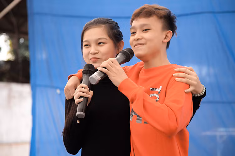 2 giọng ca nhí còn gửi tới bà con những bài hát về ngày xuân.