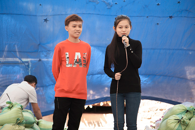 Mới đây, quán quân Hồ Văn Cường cùng Tuyết Nhung tham gia một chuyến từ thiện tại ấp Tây Kim, xã Gia Kiệm, huyện Thống Nhất, Đồng Nai.